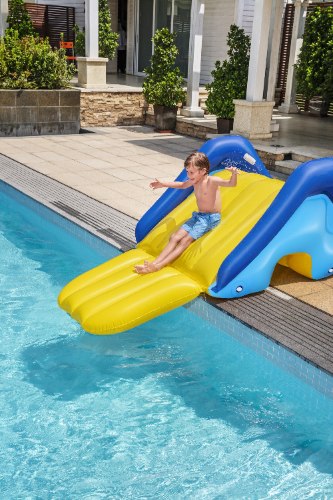 מגלשה מתנפחת לבריכה הביתית