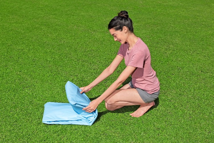 בריכה עגולה עם גגון