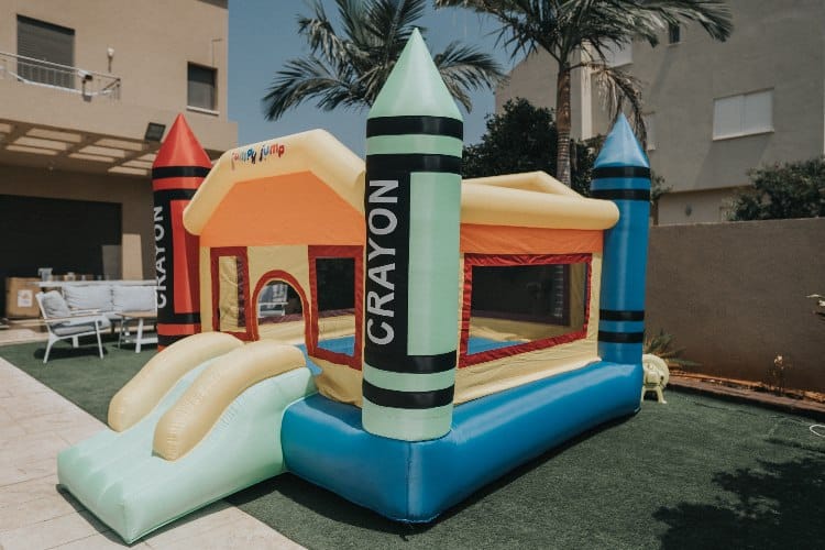 מתקן קפיצה מתנפח גדול – מגה צבעי פנדה