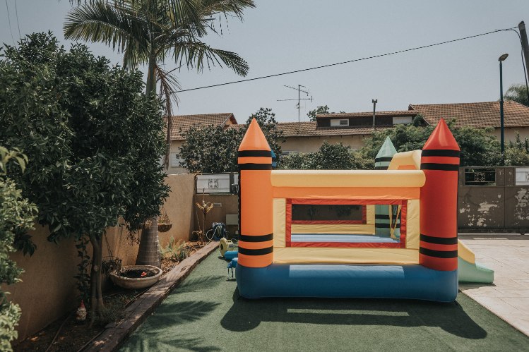 מתקן קפיצה מתנפח גדול – מגה צבעי פנדה