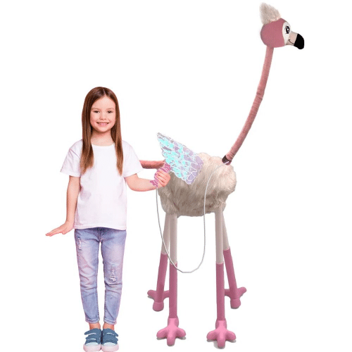 בובת חד קרן ענקית משמיעה קולות והולכת