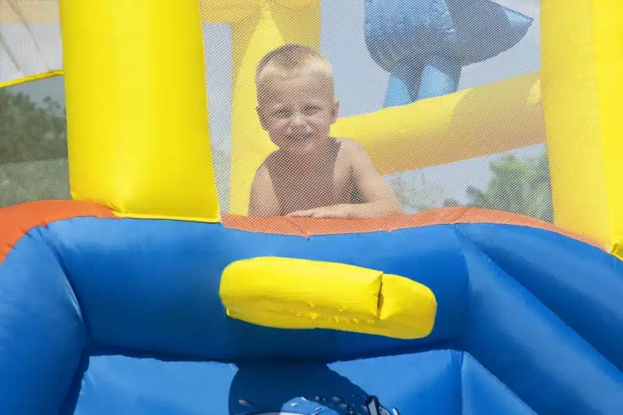 ⁦מתקן מתנפח עם מים גדול 2 מגלשות | 53377 | פארק מים מסלול מירוצים | Bestway|מגלשה+קיר טיפוס+ שיכשוכית⁩ – תמונה ⁦4⁩