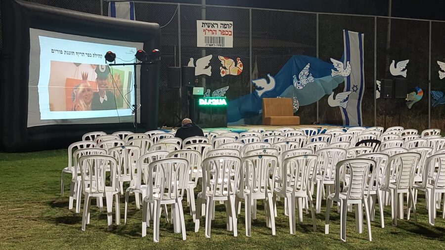 מסך הקרנה מתנפח ענק להשכרה