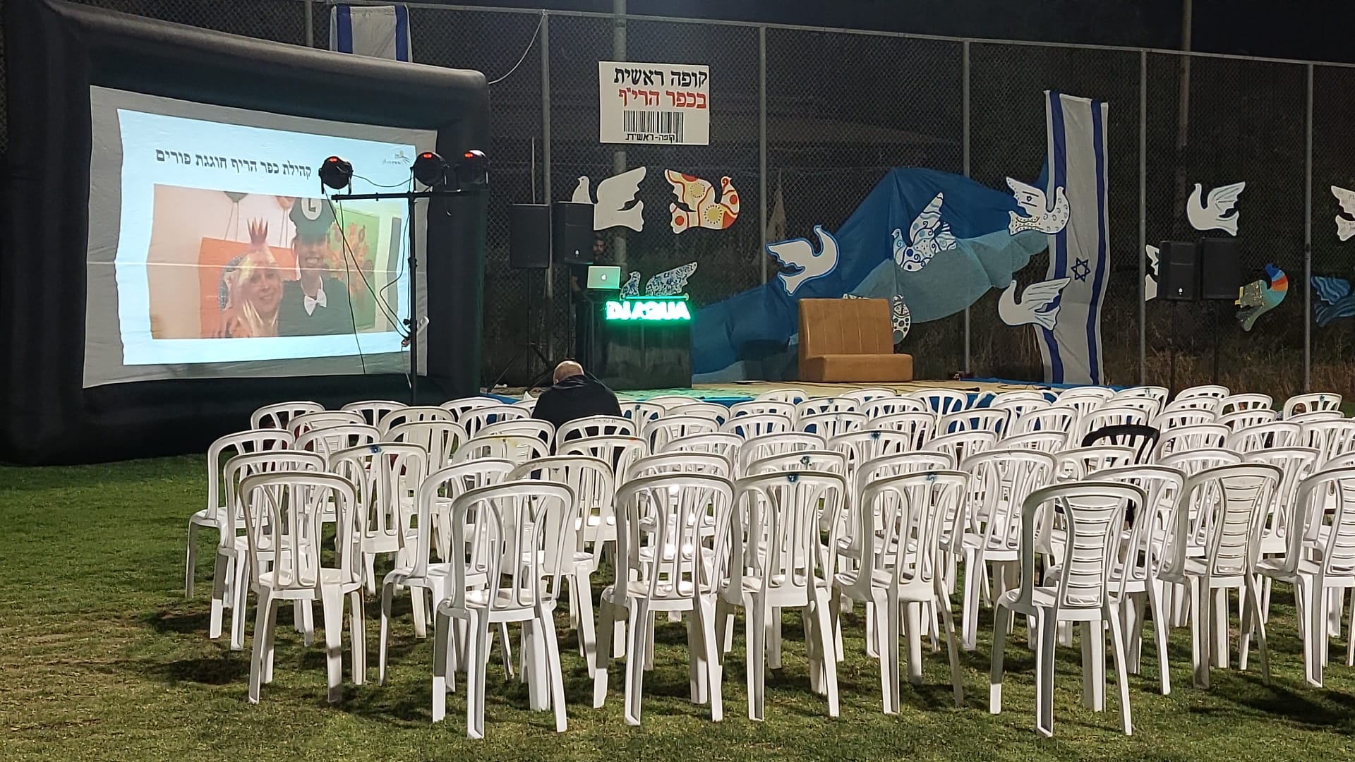 מסך הקרנה מתנפח ענק להשכרה