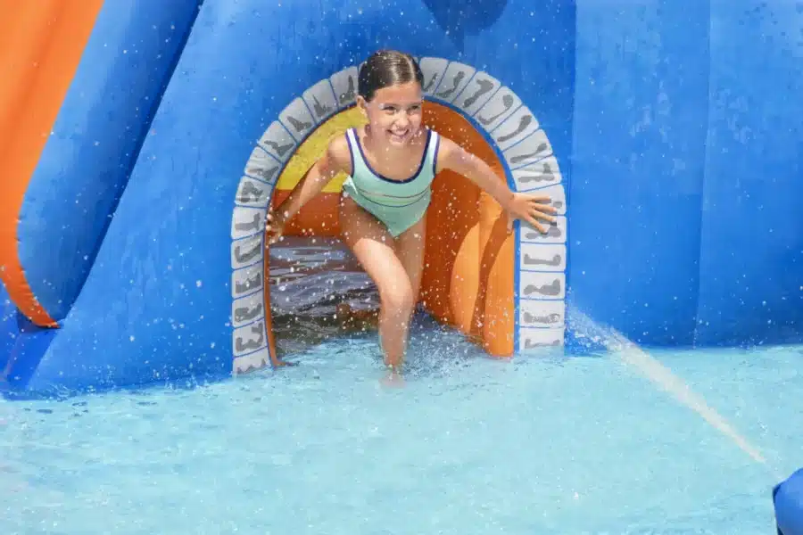 ⁦מתקן מתנפח עם מים גדול 2 מגלשות | 53377 | פארק מים מסלול מירוצים | Bestway|מגלשה+קיר טיפוס+ שיכשוכית⁩ – תמונה ⁦8⁩